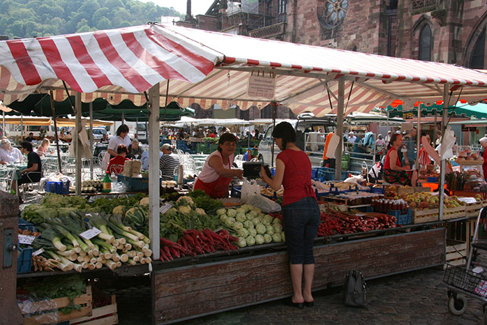 Wochenmarkt in Freiburg im Breisgau auf dem Münsterplatz